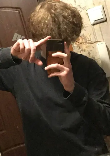 Я Илья, 18, из Волхова, ищу знакомство для открытые отношения