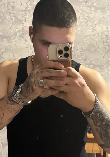 Я Юра, 20, из Санкт-Петербурга, ищу знакомство для постоянных отношений