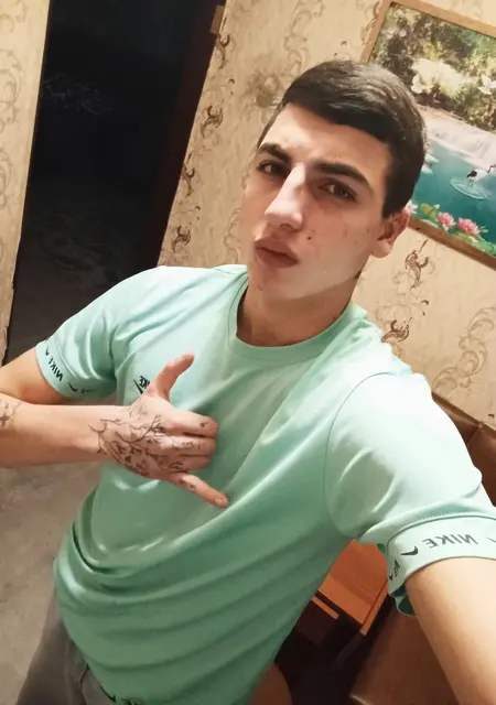 Артур из Узловой, мне 19, познакомлюсь без обязательств