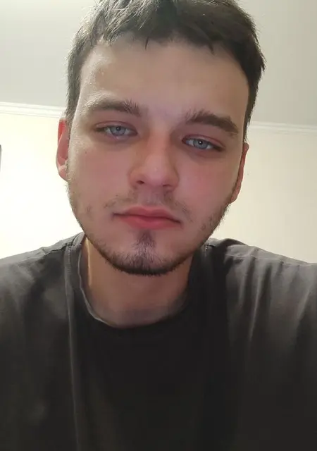 Я Александр, 21, из Калуги, ищу знакомства на одну ночь