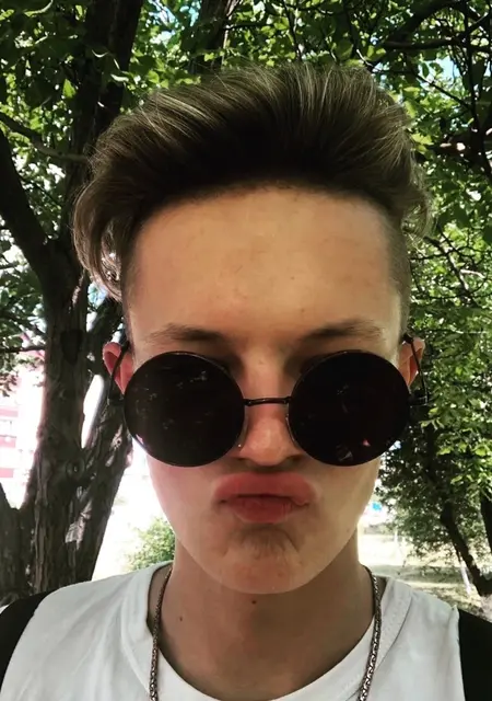 Я Виталий, 21, из Новороссийска, ищу знакомства без обязательств