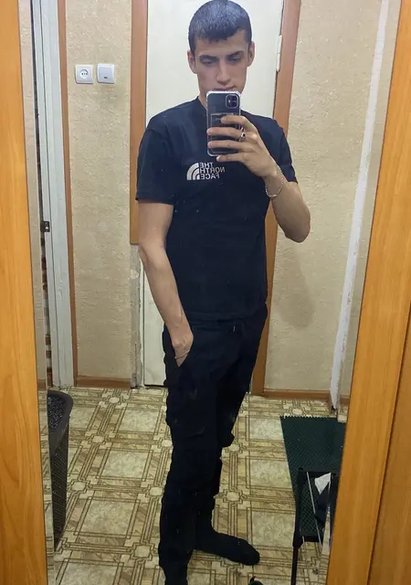 Я Евгений, 27, из Губкинского, ищу знакомства без обязательств