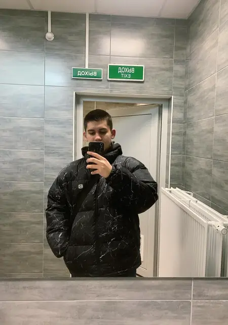 Я Сашк, 20, из Гатчины, ищу знакомства на одну ночь