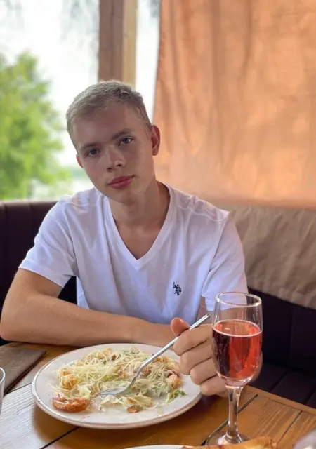 Я Егор, 18, из Москвы, ищу знакомства без обязательств