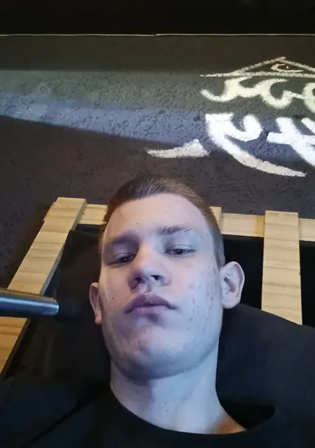 Я Артем, 20, из Брянска, ищу знакомства на одну ночь