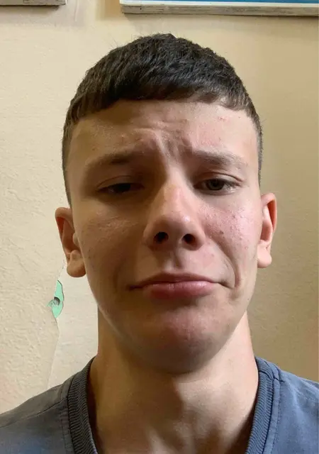 Я Олег, 18, из Саратова, ищу знакомства на одну ночь