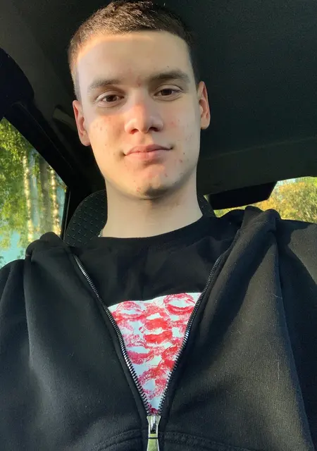 Я Антон, 19, из Ульяновска, ищу знакомства без обязательств