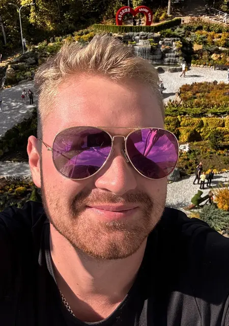 Я Владимир, 26 років з Маріуполя, шукаю знайомства без зобов'язань