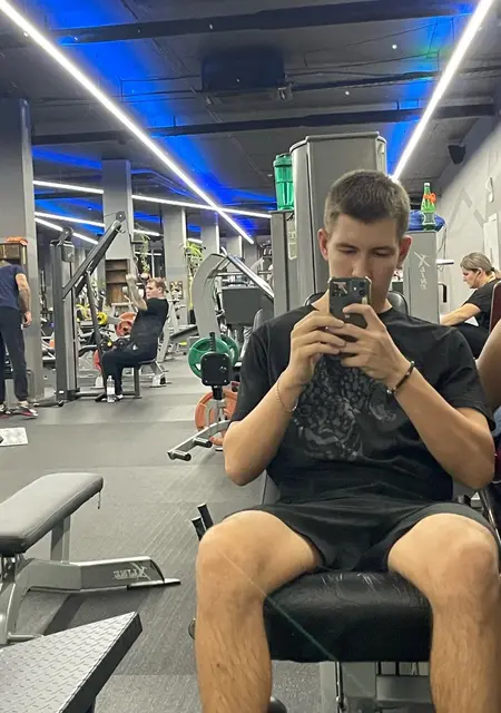 Я Максим, 18, из Анапы, ищу знакомства на одну ночь