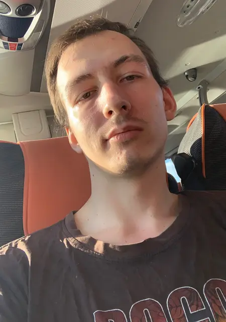 Я Рома, 25, из Новомосковска, ищу знакомства без обязательств