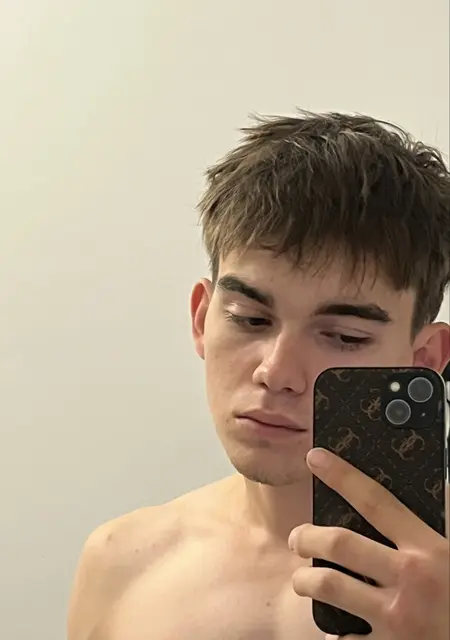 Илья из Саратова, мне 20, познакомлюсь без обязательств