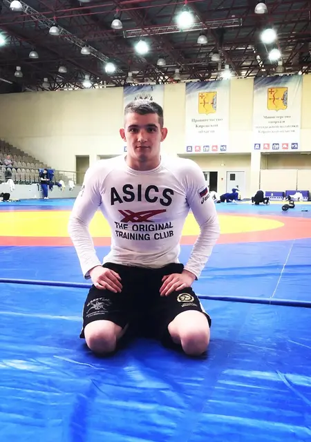 Максим из Кирова, мне 24, познакомлюсь для приятного времяпровождения