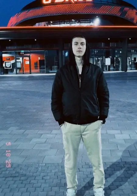 Я Msxim, 18, знакомлюсь на одну ночь в Мурманске