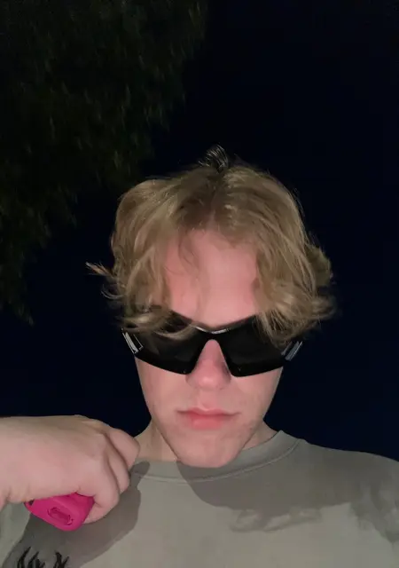 Я Артем, 20, из Краснознаменска, ищу знакомство для общения