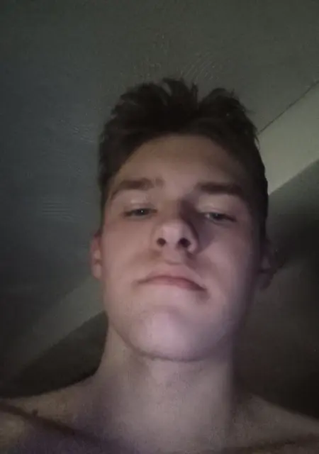 Я Влад, 20, из Воткинска, ищу знакомства на одну ночь