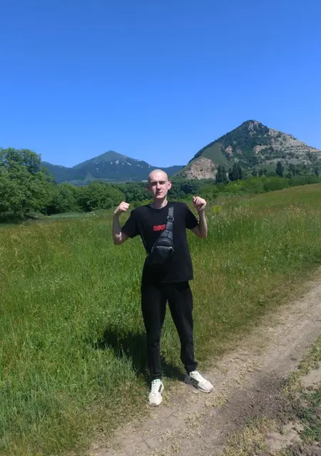 Я Давид, 19, из Лермонтова, ищу знакомство для постоянных отношений