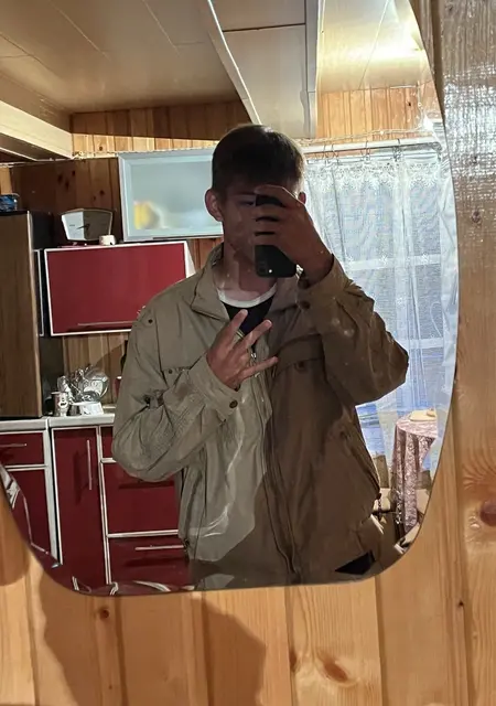 Я Кирилл, 18, из Москвы, ищу знакомства без обязательств