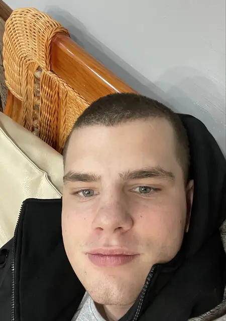 Я Влад, 21, из Москвы, ищу знакомство для открытые отношения