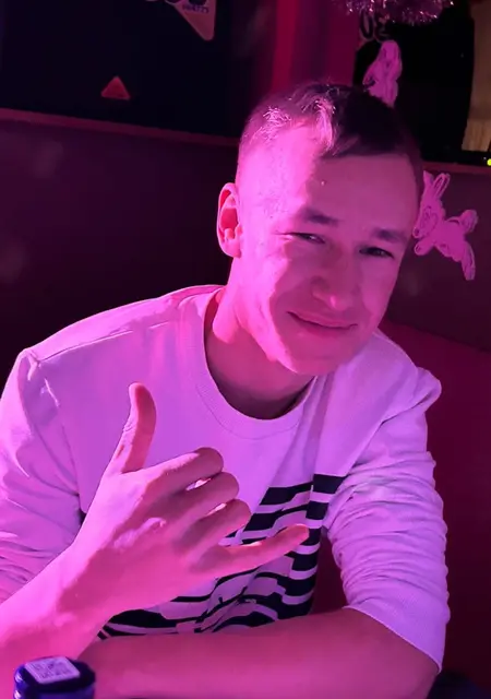Я Даня, 24, из Санкт-Петербурга, ищу знакомства на одну ночь
