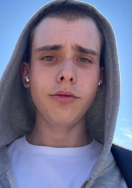Я Андрей, 19, из Нижнего Новгорода, ищу знакомство для постоянных отношений