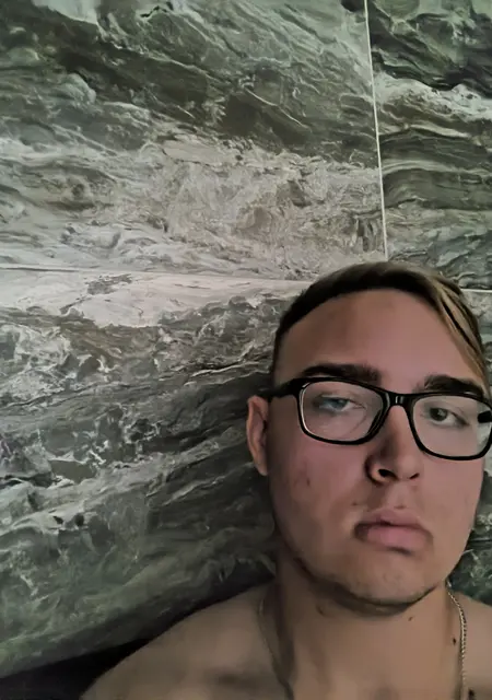 Янис из Калининграда, мне 19, познакомлюсь на одну ночь