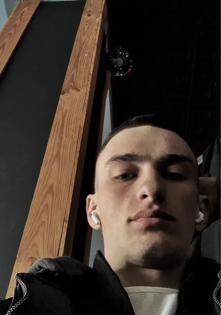 Я Илья, 26, знакомлюсь для открытые отношения в Симферополе