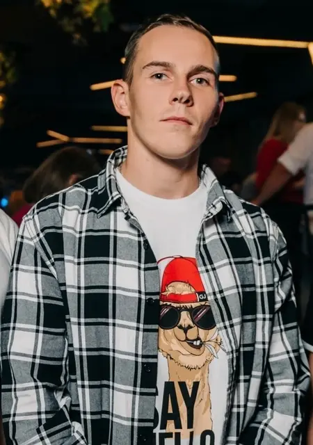 Евгений из Оленегорска, мне 26, познакомлюсь для приятного времяпровождения