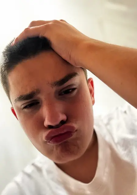 Артем из Уссурийска, мне 20, познакомлюсь для открытые отношения