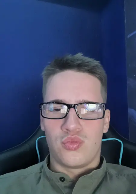 Я Артем Диитриевич, 20, из Симферополя, ищу знакомства без обязательств