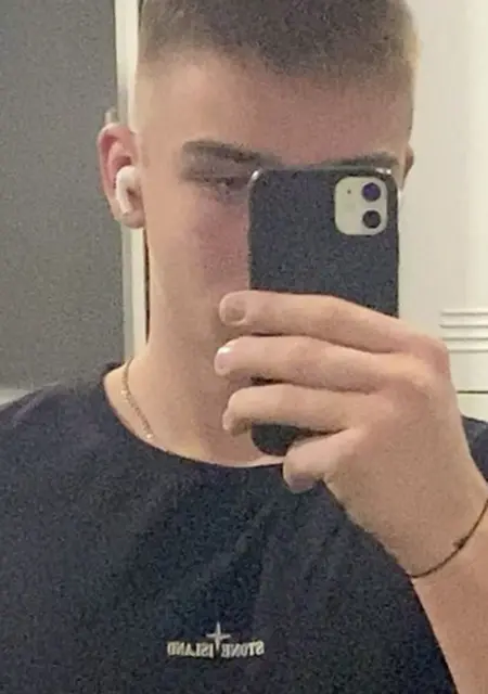 Я Саша, 20, из Георгиевска, ищу знакомства без обязательств