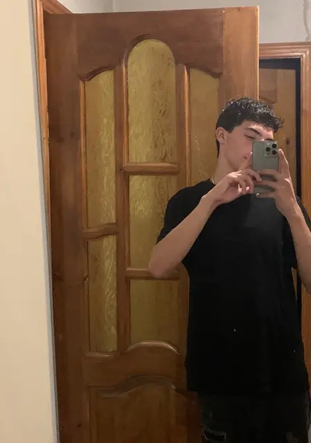 Я Авик, 19, из Боровска, ищу знакомство для приятного времяпровождения