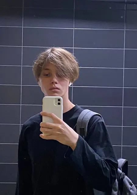 Я Виталя, 19, из Энгельса, ищу знакомства на одну ночь