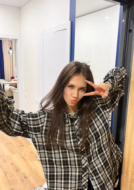 Кира из Екатеринбурга, ищу на сайте постоянные отношения