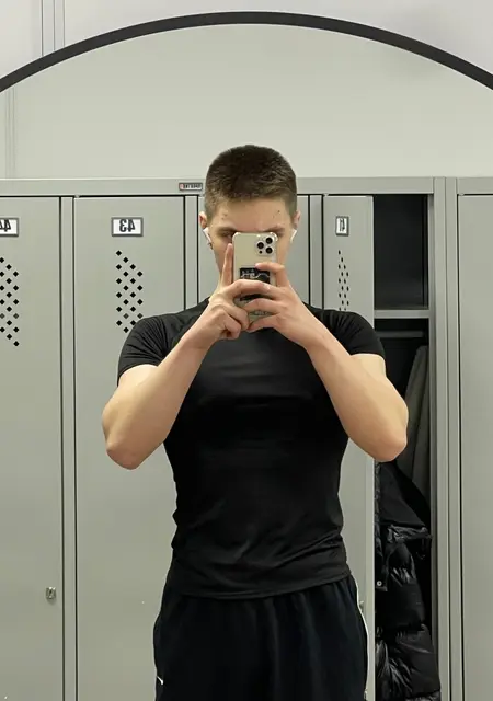 Я Семён, 19, знакомлюсь на одну ночь в Кирове