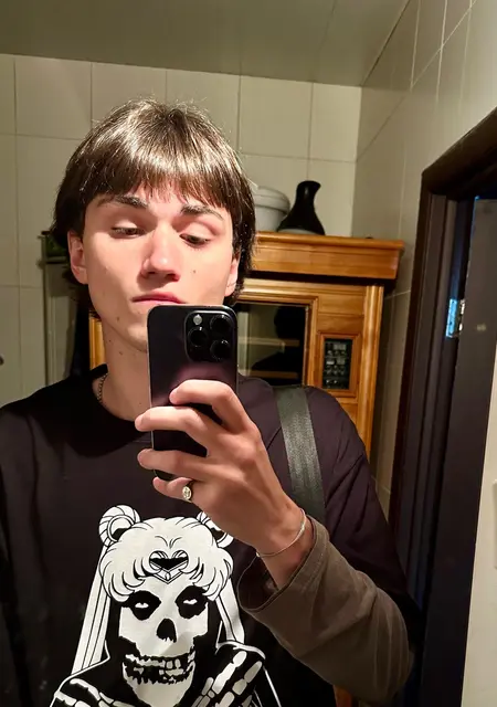 Я Всеволод, 20, знакомлюсь на одну ночь в Архангельске