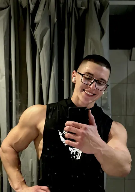 Я Alex, 25, из Москвы, ищу знакомство для приятного времяпровождения