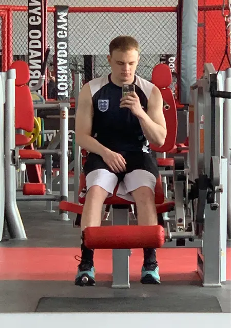 Я Демид, 22, из Краснодара, ищу знакомство для приятного времяпровождения