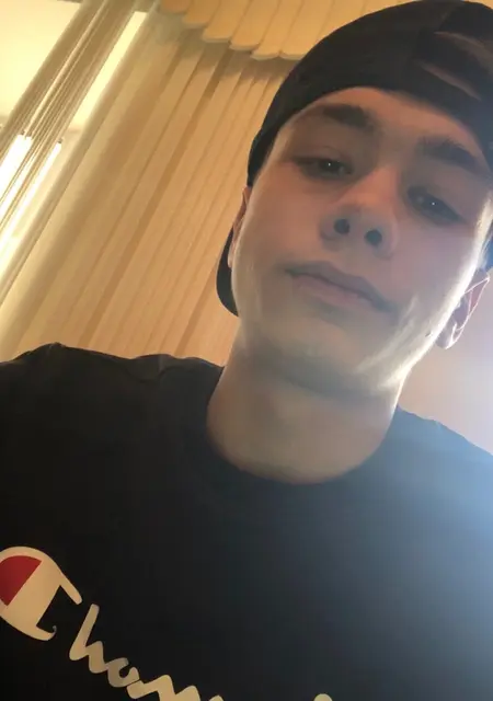 Я Маким, 23, из Елизова, ищу знакомства на одну ночь