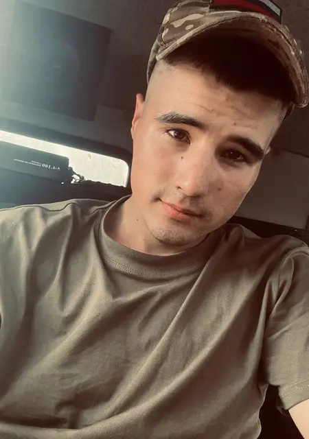 Антон из Новошахтинска, мне 23, познакомлюсь для постоянных отношений