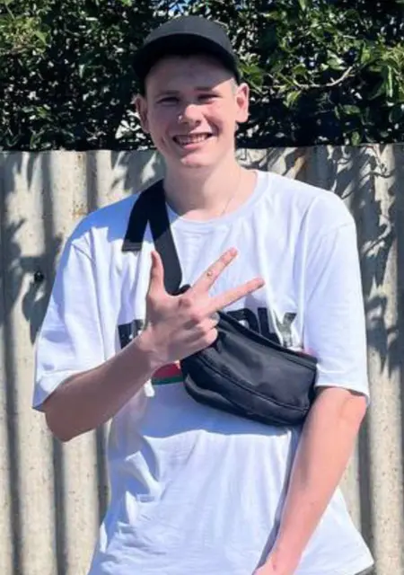 Я Макс, 19, из Нижнего Новгорода, ищу знакомства без обязательств