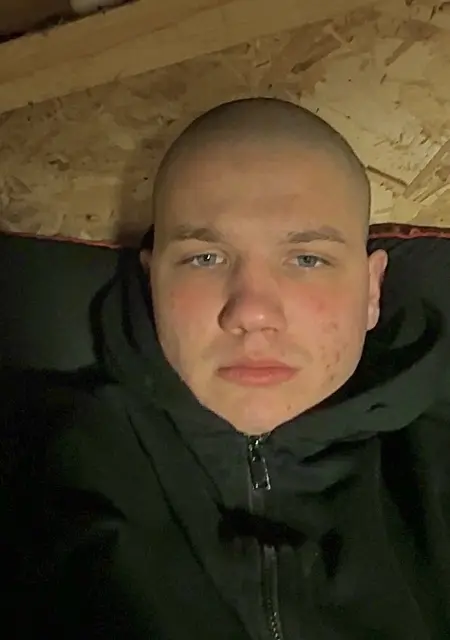 Я Руслан, 20, из Стари, ищу знакомства на одну ночь