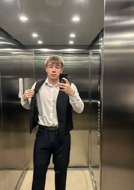 Я Андрей, 18, знакомлюсь без обязательств в Москве