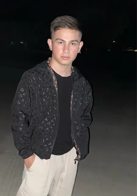 Ваня из Череповца, мне 18, познакомлюсь без обязательств