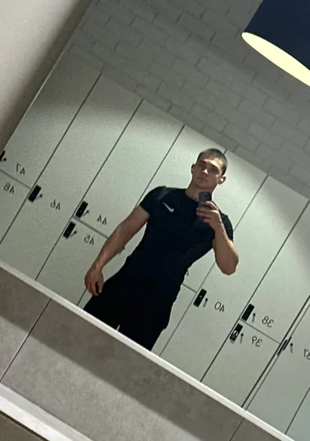 Я Дмитрий, 22, из Кирова, ищу знакомство для приятного времяпровождения