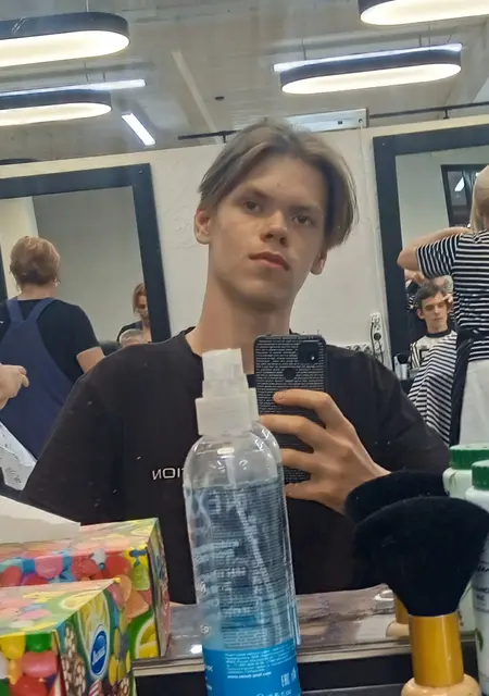 Я Миша, 19, из Ялты, ищу знакомства без обязательств