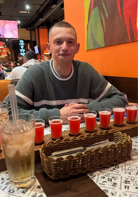 Я Владимир, 21, из Симферополя, ищу знакомство для дружбы