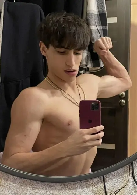 Я Арсен, 20, из Тольятти, ищу знакомство для приятного времяпровождения