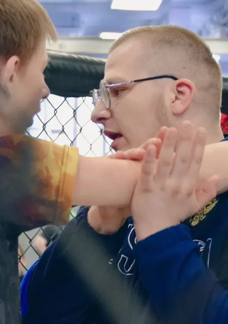 Я Максим, 21, из Каменска-Уральского, ищу знакомство для постоянных отношений