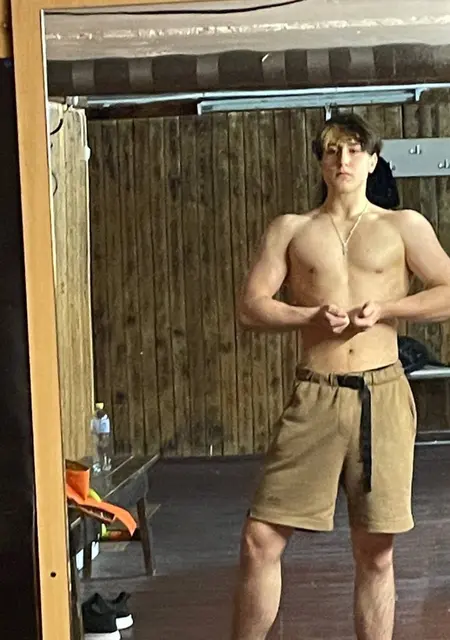 Я Moderated, 20, из Сыктывкара, ищу знакомства на одну ночь