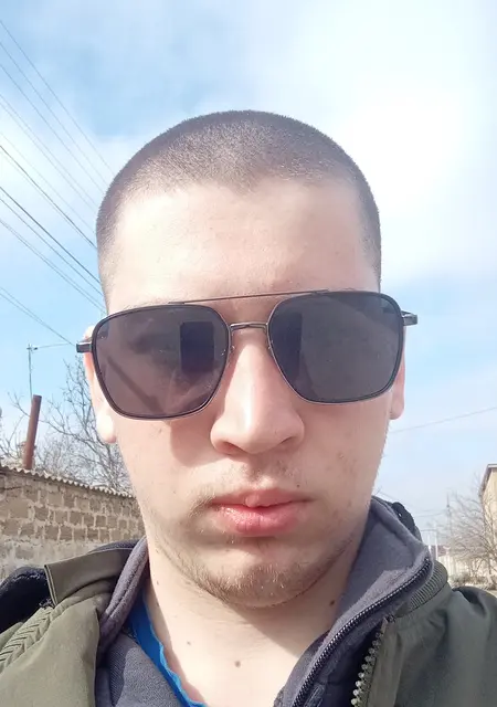 Kirill из Евпатории, мне 19, познакомлюсь для открытые отношения